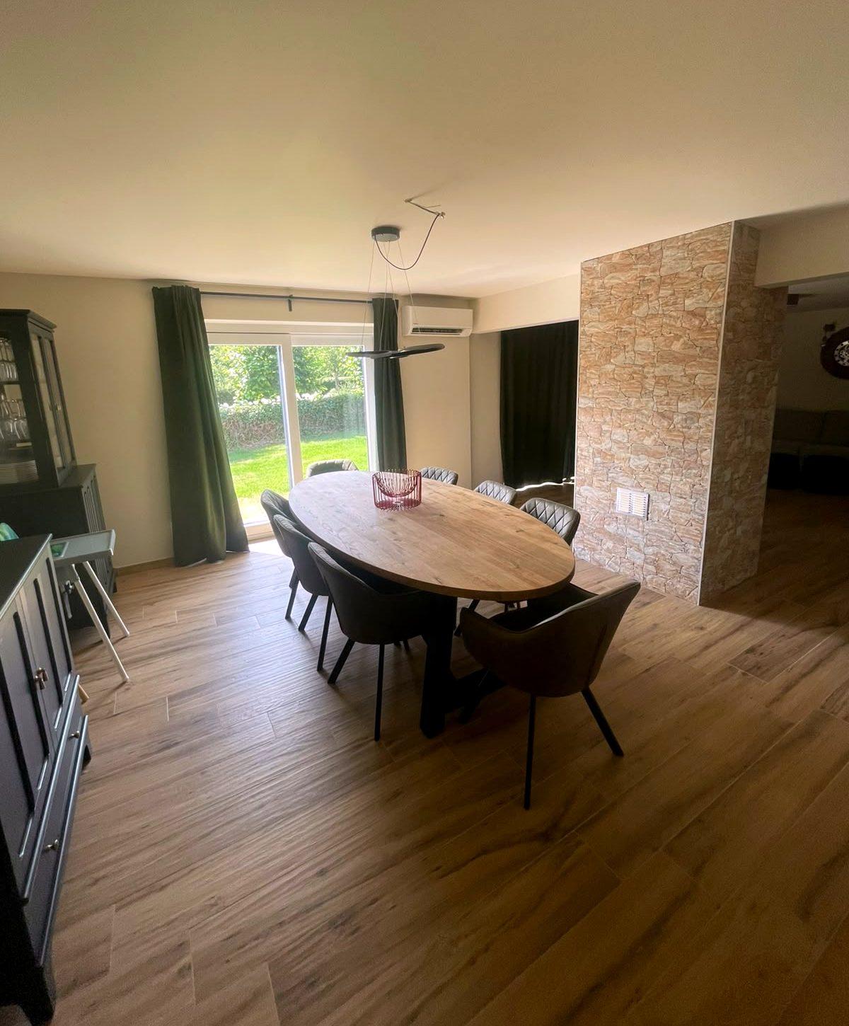 Ovale eettafel voor acht met zicht op de tuin, vakantiewoning Maison Campagnard in Teuven