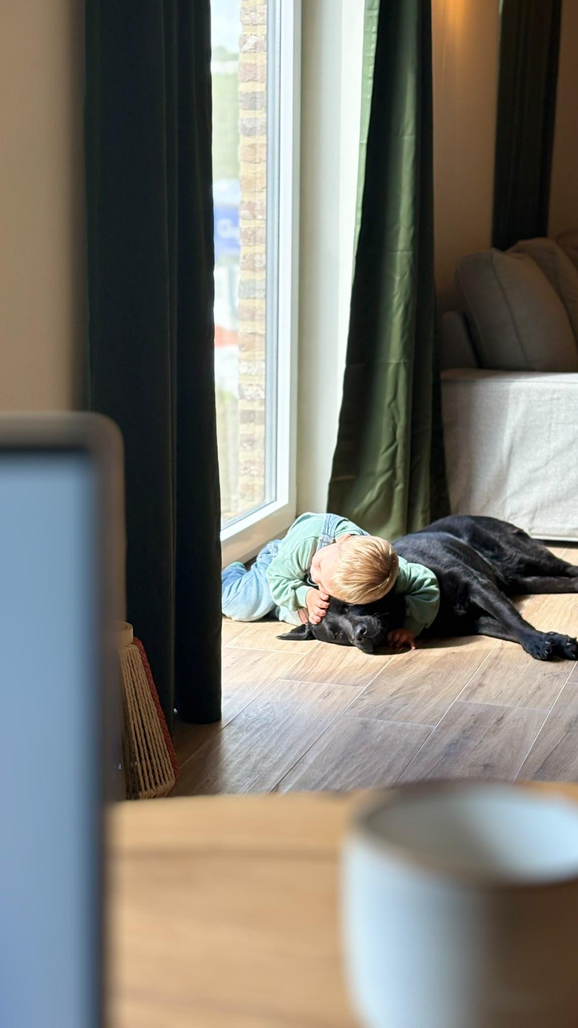 Gaston knuffelt met Frieda, de zwarte labrador van Maison Campagnard