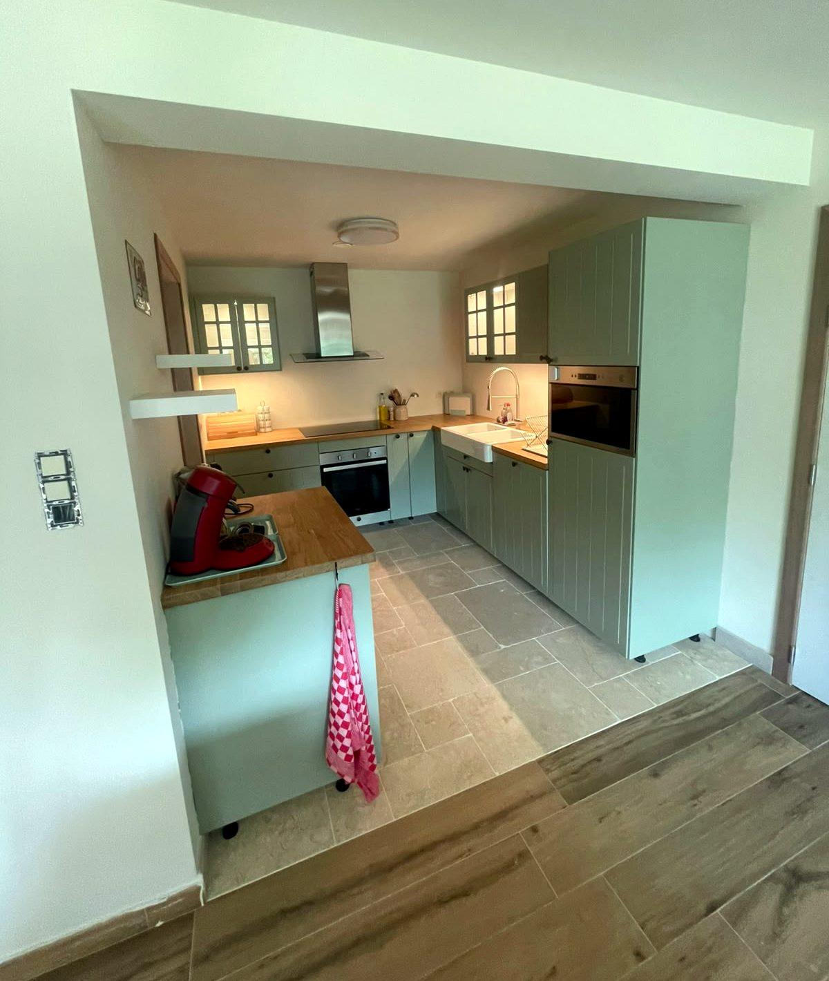 Ruime keuken met oven, kookplaat en spoelbak in vakantiewoning Maison Campagnard, Teuven