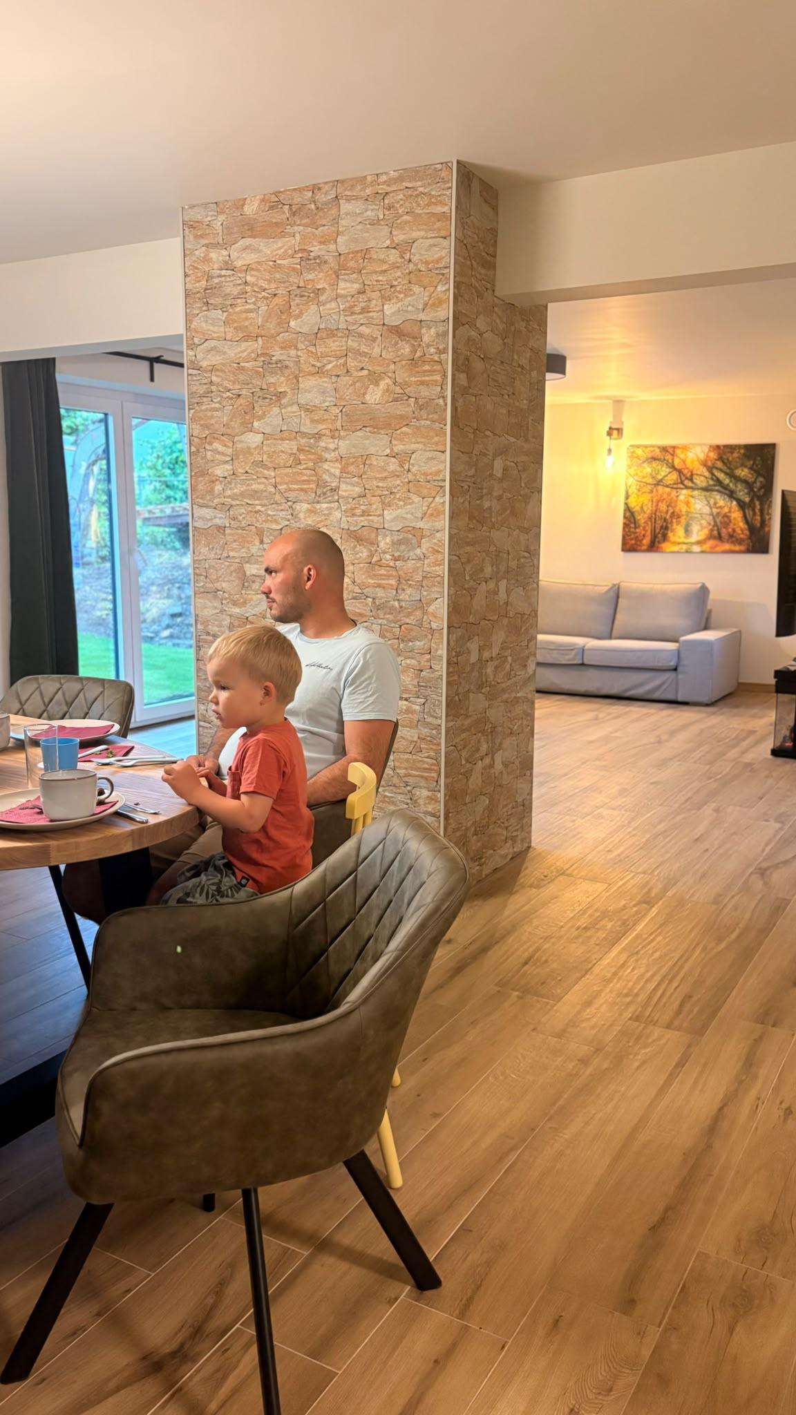 Cédric en Gaston aan de eettafel in Maison Campagnard, Teuven