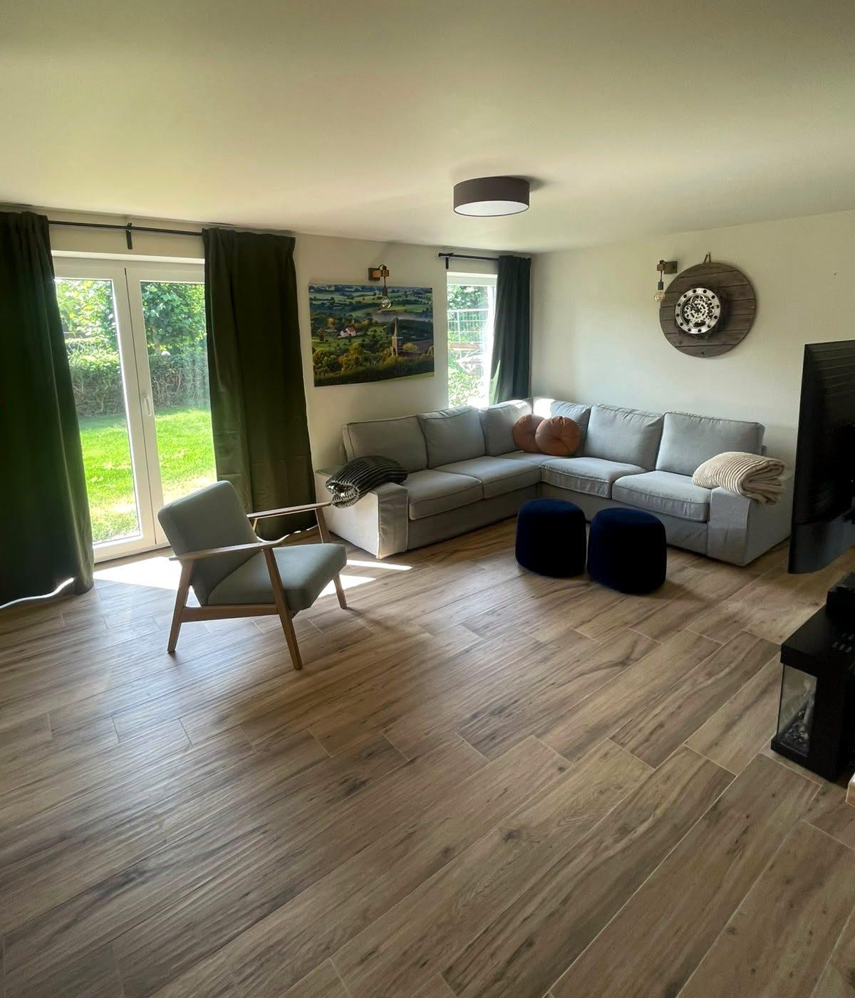 Zithoek met hoekzetel en zicht op de tuin in vakantiewoning in de Voerstreek