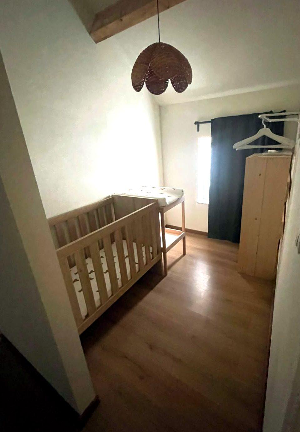 Babyhoek met kinderledikant en commode in vakantiewoning Maison Campagnard, Teuven