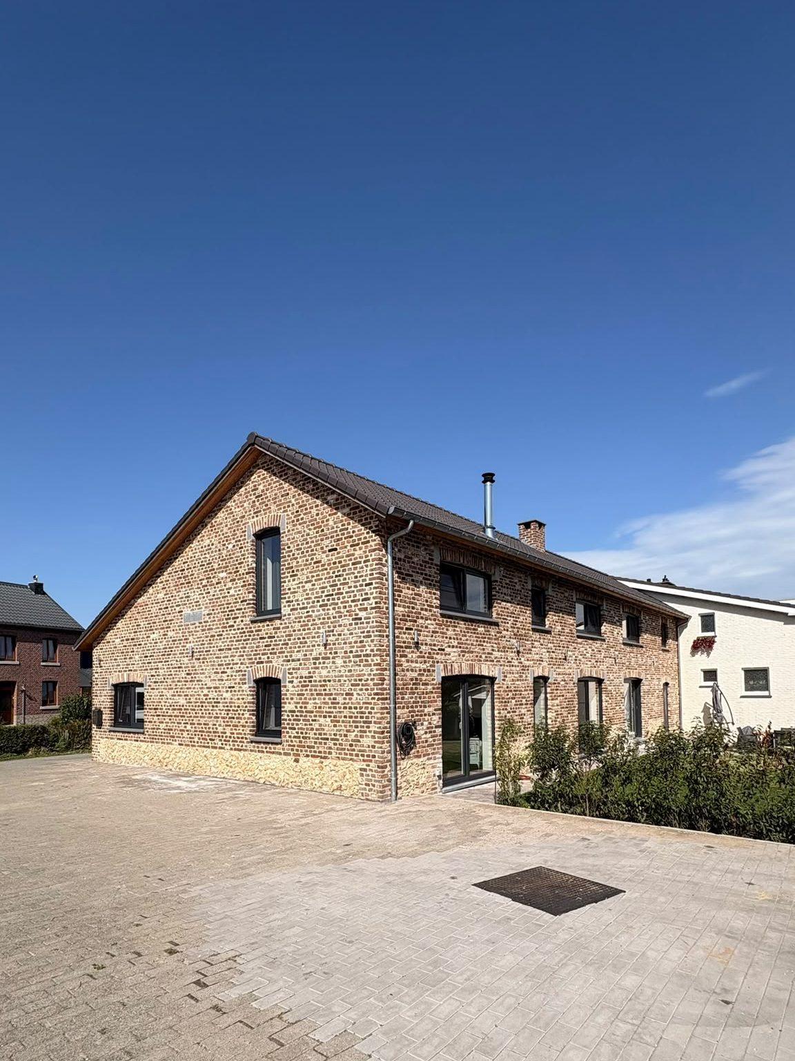 Gerenoveerde hoeve Maison Campagnard vanaf de straatzijde in Teuven, vakantiewoning voor acht personen in de Voerstreek