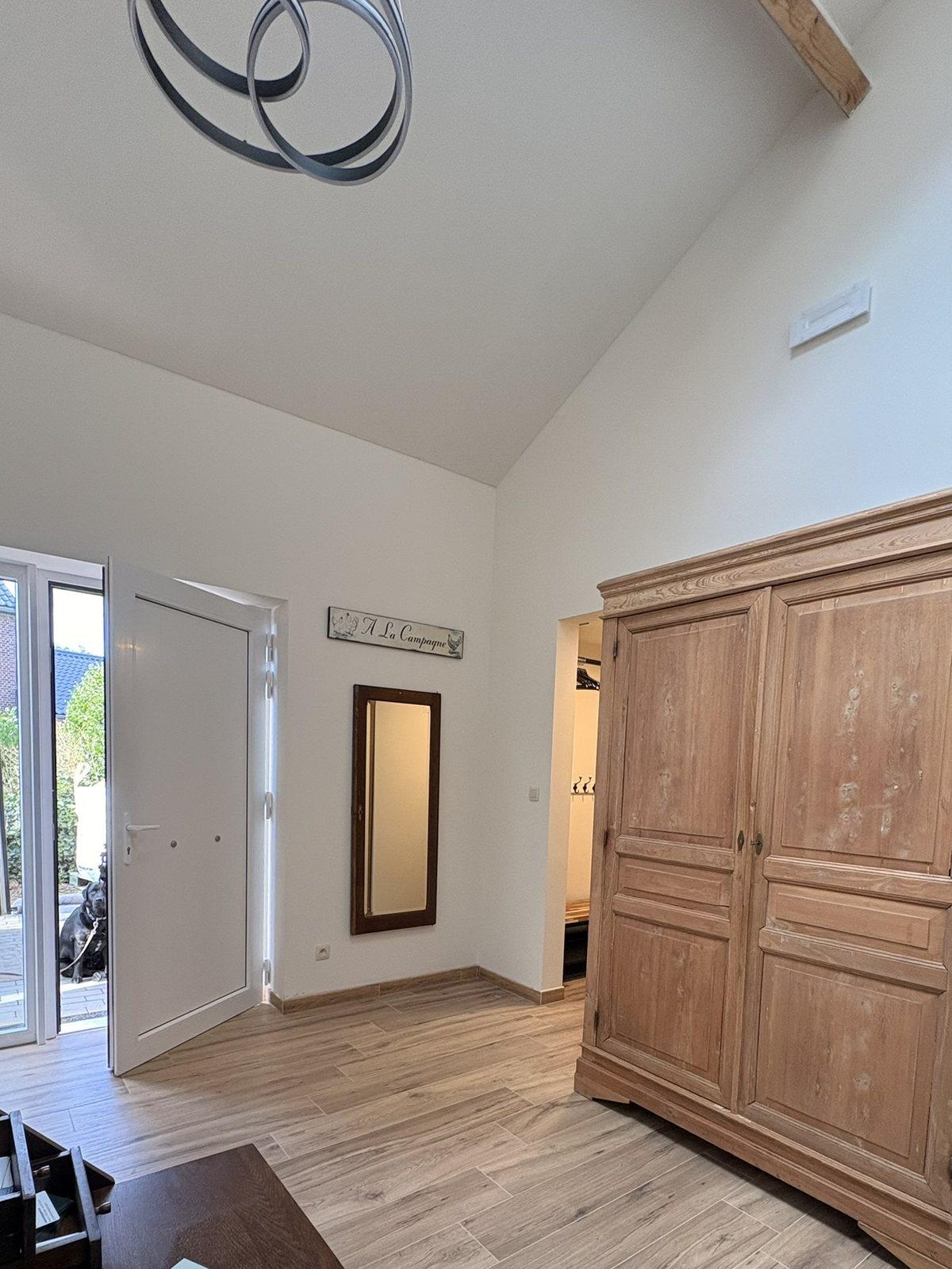 Inkomhal met hoge nok, spiegel en oude kleerkast in vakantiewoning Maison Campagnard, Teuven