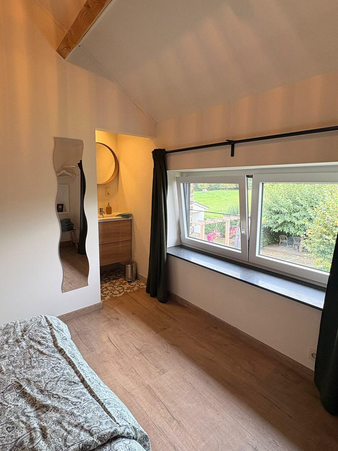 Fenêtre d'une chambre à l'étage avec vue sur le jardin et la prairie, maison de vacances Maison Campagnard dans les Fourons