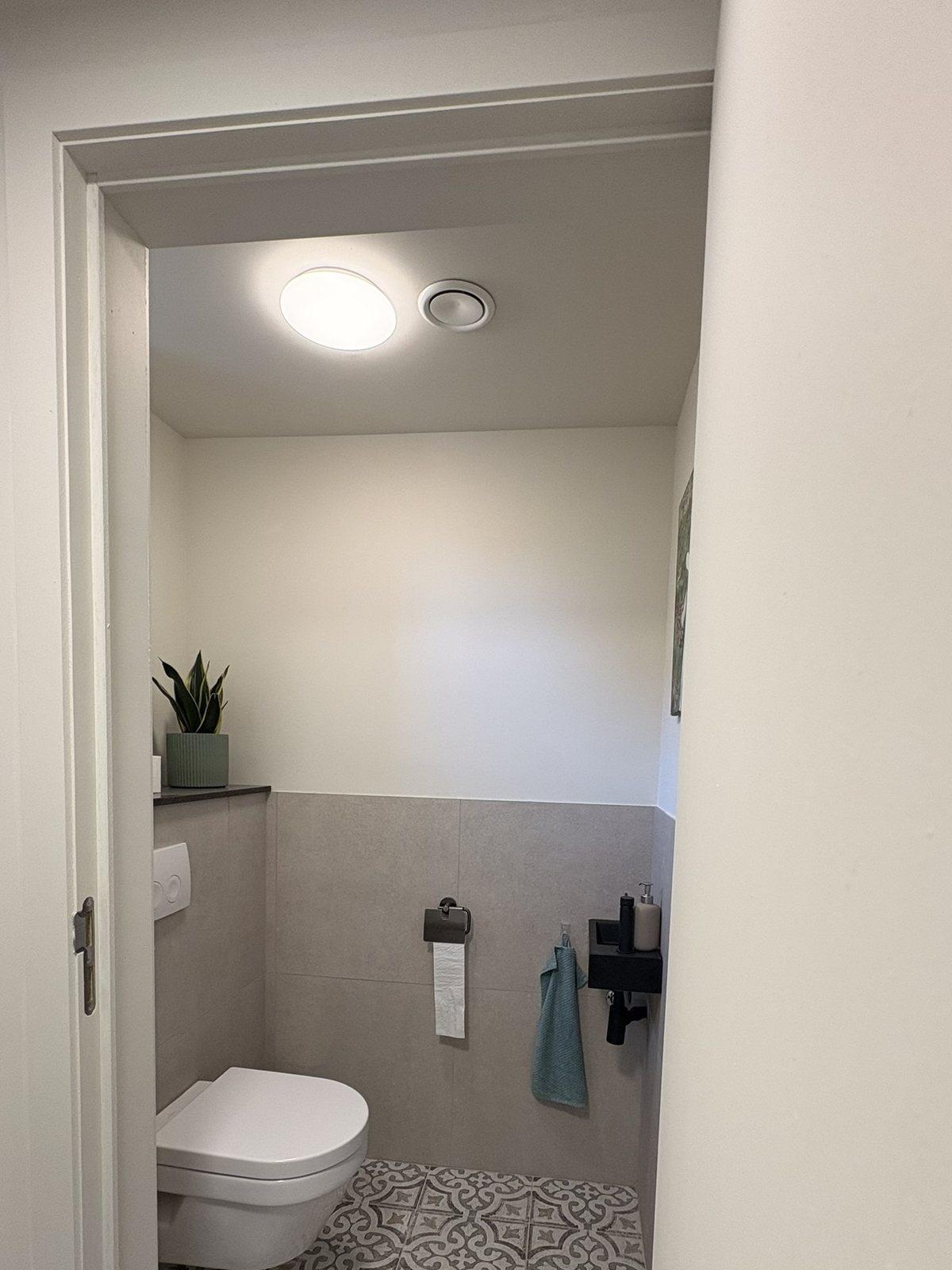 Apart toilet op het gelijkvloers met cementtegels in vakantiewoning in Teuven